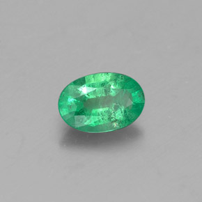 0.38カラットの天然グリーンエメラルド（6×4 mm・オーバルカット）