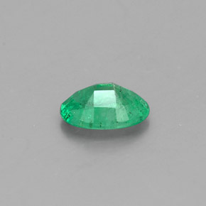 0.38カラットの天然グリーンエメラルド（6×4 mm・オーバルカット）