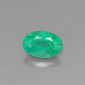 0.42カラットの天然グリーンエメラルド（5.9×4 mm・オーバルカット）