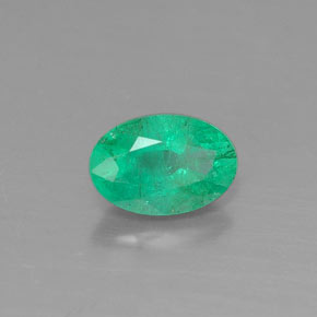 0.42カラットの天然グリーンエメラルド（5.9×4 mm・オーバルカット）