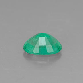 0.42カラットの天然グリーンエメラルド（5.9×4 mm・オーバルカット）