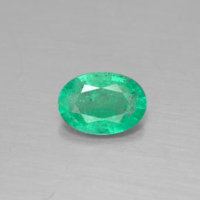 0.31カラットの天然グリーンエメラルド（5.7×4 mm・オーバルカット）