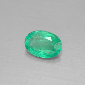 0.31カラットの天然グリーンエメラルド（5.7×4 mm・オーバルカット）