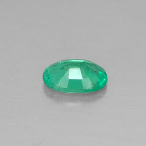 0.31カラットの天然グリーンエメラルド（5.7×4 mm・オーバルカット）
