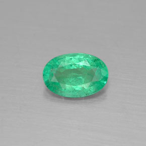 0.33カラットの天然グリーンエメラルド（5.8×3.9 mm・オーバルカット）