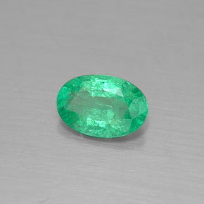 0.33カラットの天然グリーンエメラルド（5.8×3.9 mm・オーバルカット）