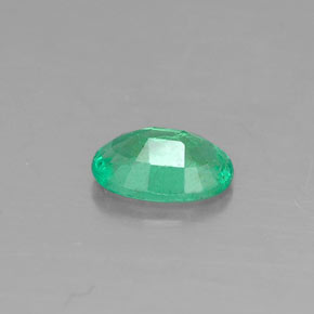 0.33カラットの天然グリーンエメラルド（5.8×3.9 mm・オーバルカット）