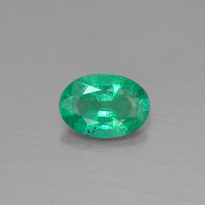 0.31カラットの天然グリーンエメラルド（5.6×4 mm・オーバルカット）