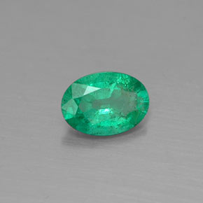 0.31カラットの天然グリーンエメラルド（5.6×4 mm・オーバルカット）