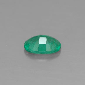 0.31カラットの天然グリーンエメラルド（5.6×4 mm・オーバルカット）
