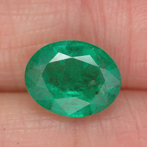 2.68カラットの天然グリーンエメラルド（10.3×8.2 mm・オーバルカット）