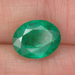 2.68カラットの天然グリーンエメラルド（10.3×8.2 mm・オーバルカット）