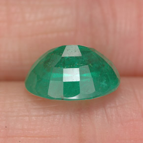 2.68カラットの天然グリーンエメラルド（10.3×8.2 mm・オーバルカット）