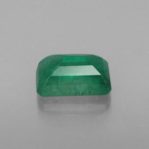 0.61カラットの天然グリーンエメラルド（6.1×4 mm・エメラルドカット）