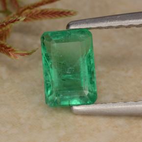 0.70カラットの天然グリーンエメラルド（6.1×4.2 mm・エメラルドカット）