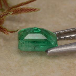 0.70カラットの天然グリーンエメラルド（6.1×4.2 mm・エメラルドカット）