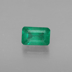 0.54カラットの天然グリーンエメラルド（5.7×3.7 mm・エメラルドカット）