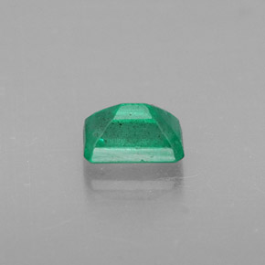 0.54カラットの天然グリーンエメラルド（5.7×3.7 mm・エメラルドカット）