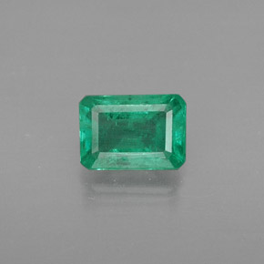 0.56カラットの天然グリーンエメラルド（5.9×4.1 mm・エメラルドカット）