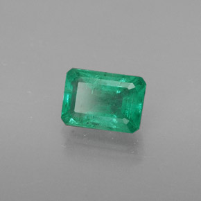 0.56カラットの天然グリーンエメラルド（5.9×4.1 mm・エメラルドカット）