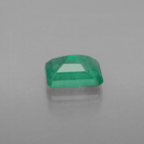 0.56カラットの天然グリーンエメラルド（5.9×4.1 mm・エメラルドカット）