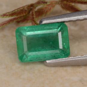 0.69カラットの天然グリーンエメラルド（6.1×4.2 mm・エメラルドカット）