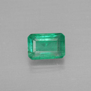 0.55カラットの天然グリーンエメラルド（6×4.1 mm・エメラルドカット）