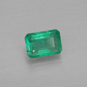 0.55カラットの天然グリーンエメラルド（6×4.1 mm・エメラルドカット）