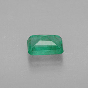 0.55カラットの天然グリーンエメラルド（6×4.1 mm・エメラルドカット）