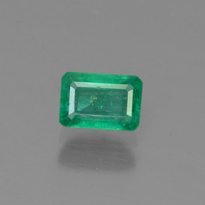0.57カラットの天然ディープグリーンエメラルド（5.8×4 mm・エメラルドカット）