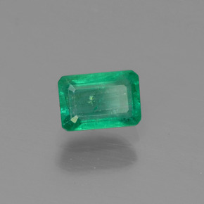 0.57カラットの天然ディープグリーンエメラルド（5.8×4 mm・エメラルドカット）