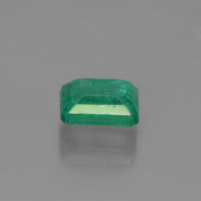 0.57カラットの天然ディープグリーンエメラルド（5.8×4 mm・エメラルドカット）