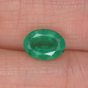 1.17カラットの天然グリーンエメラルド（8.1×6.1 mm・オーバルカット）