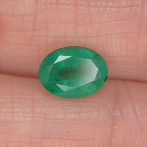 1.17カラットの天然グリーンエメラルド（8.1×6.1 mm・オーバルカット）