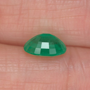 1.17カラットの天然グリーンエメラルド（8.1×6.1 mm・オーバルカット）