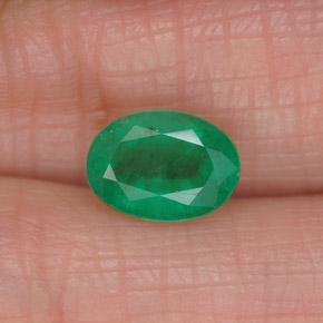 1.27カラットの天然グリーンエメラルド（8.1×5.8 mm・オーバルカット）
