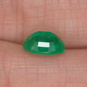 1.27カラットの天然グリーンエメラルド（8.1×5.8 mm・オーバルカット）