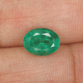 1.11カラットの天然グリーンエメラルド（7.9×6 mm・オーバルカット）