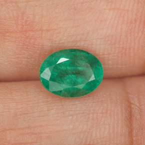 1.11カラットの天然グリーンエメラルド（7.9×6 mm・オーバルカット）
