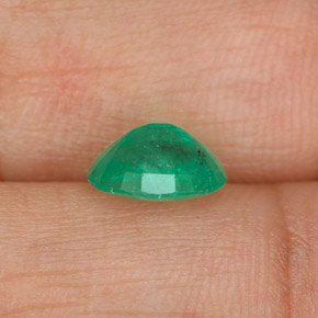 1.11カラットの天然グリーンエメラルド（7.9×6 mm・オーバルカット）
