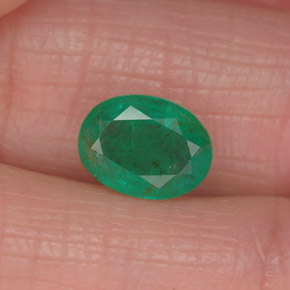 1.25カラットの天然グリーンエメラルド（8.1×6.1 mm・オーバルカット）