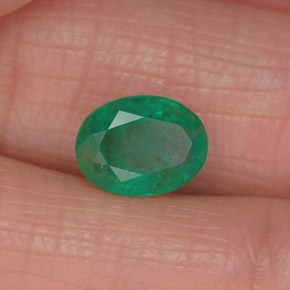 1.25カラットの天然グリーンエメラルド（8.1×6.1 mm・オーバルカット）