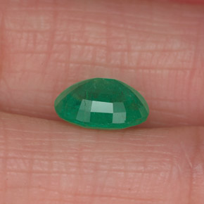 1.25カラットの天然グリーンエメラルド（8.1×6.1 mm・オーバルカット）