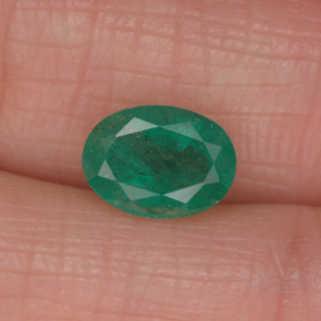 1.27カラットの天然グリーンエメラルド（8.2×6 mm・オーバルカット）
