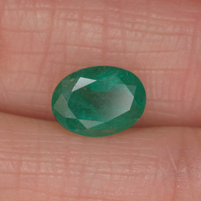1.27カラットの天然グリーンエメラルド（8.2×6 mm・オーバルカット）