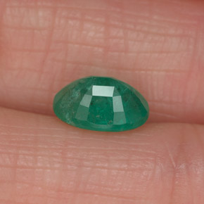 1.27カラットの天然グリーンエメラルド（8.2×6 mm・オーバルカット）