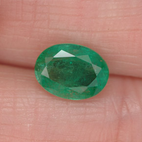 1.26カラットの天然グリーンエメラルド（8.1×6.1 mm・オーバルカット）