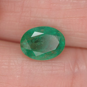 1.26カラットの天然グリーンエメラルド（8.1×6.1 mm・オーバルカット）