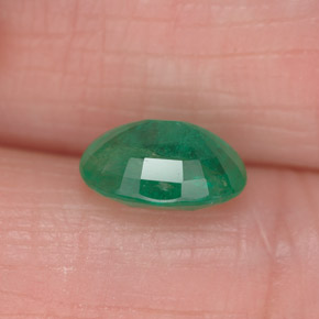 1.26カラットの天然グリーンエメラルド（8.1×6.1 mm・オーバルカット）