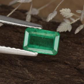 0.59カラットの天然グリーンエメラルド（6×4.1 mm・エメラルドカット）